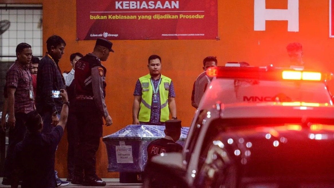 Jenazah Pramugari Pesawat ATR 42-500 Florencia Lolita Wibisono Tiba, Disemayamkan di Pluit Sebelum Dikebumikan
            - galeri foto
