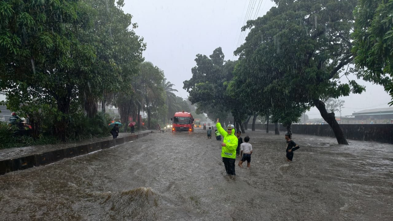 Berita Foto: Jakarta Dikepung Banjir
            - galeri foto