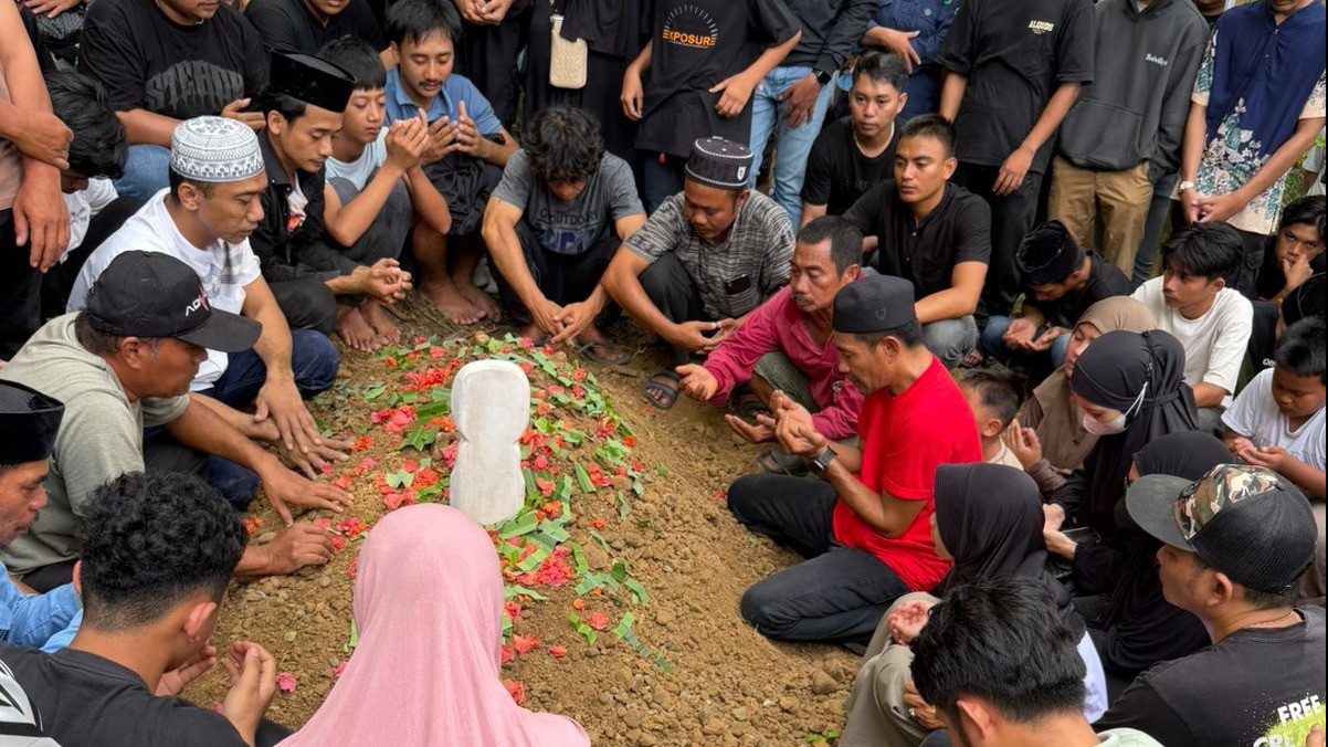 Kurir di Sinjai Tewas Akibat Laka Lantas, Tas dan Iphone 15 Pro Max Diduga Dicuri
            - galeri foto