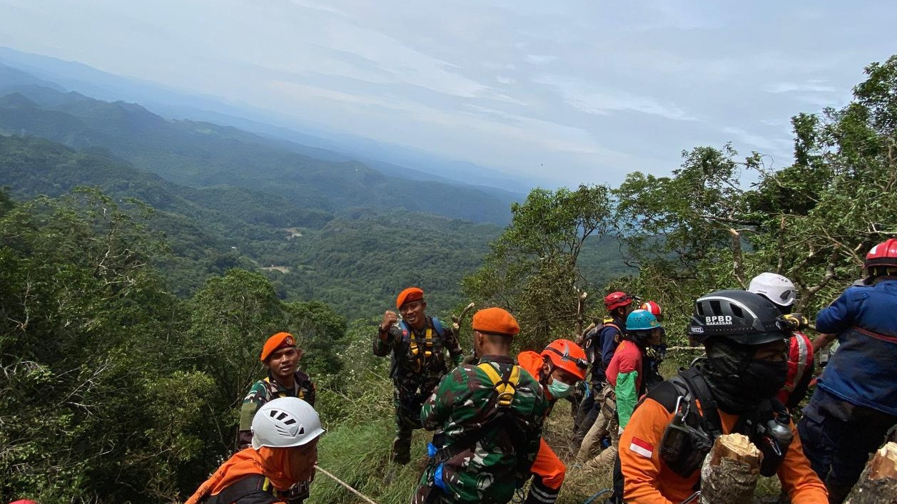 Seluruh Korban Kecelakaan Pesawat ATR 42-500 Berhasil Ditemukan, Jenazah Terakhir Tadi Pagi
            - galeri foto