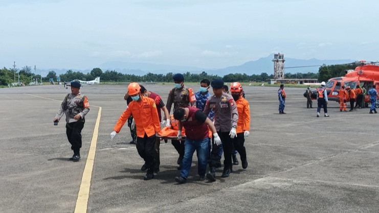 Air Mata Basarnas Iringi Penemuan Seluruh Korban Pesawat ATR 42-500, Netizen Beri Pujian
            - galeri foto