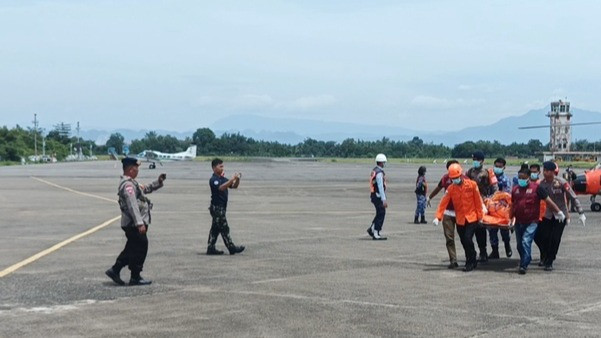 Basarnas Serahkan 7 Kantong Jenazah Korban Kecelakaan Pesawat ATR 42-500 ke DVI untuk Proses Identifikasi
            - galeri foto