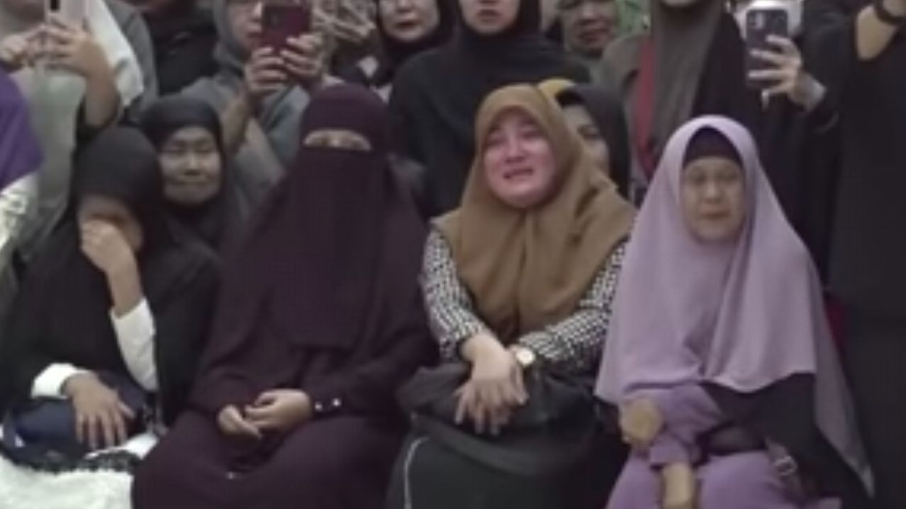 Momen Haru Anak Korban Pesawat ATR 42-500 Bacakan Surat Al-Insyirah Melepas Kepergian Sang Ayah
            - galeri foto