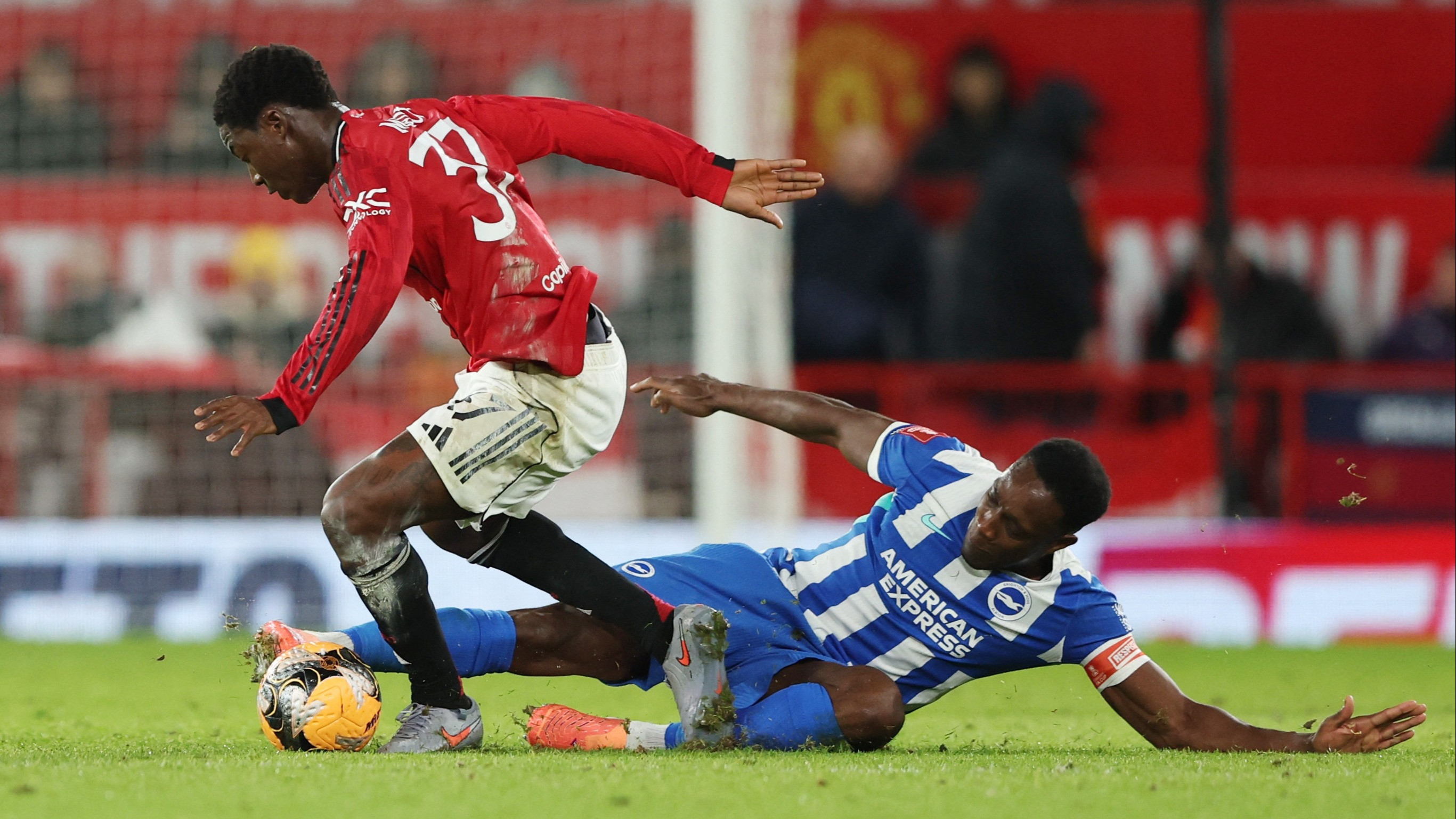 Tak Dijual, Tak Dipinjamkan: Manchester United Sudah Putuskan Masa Depan Kobbie Mainoo
            - galeri foto