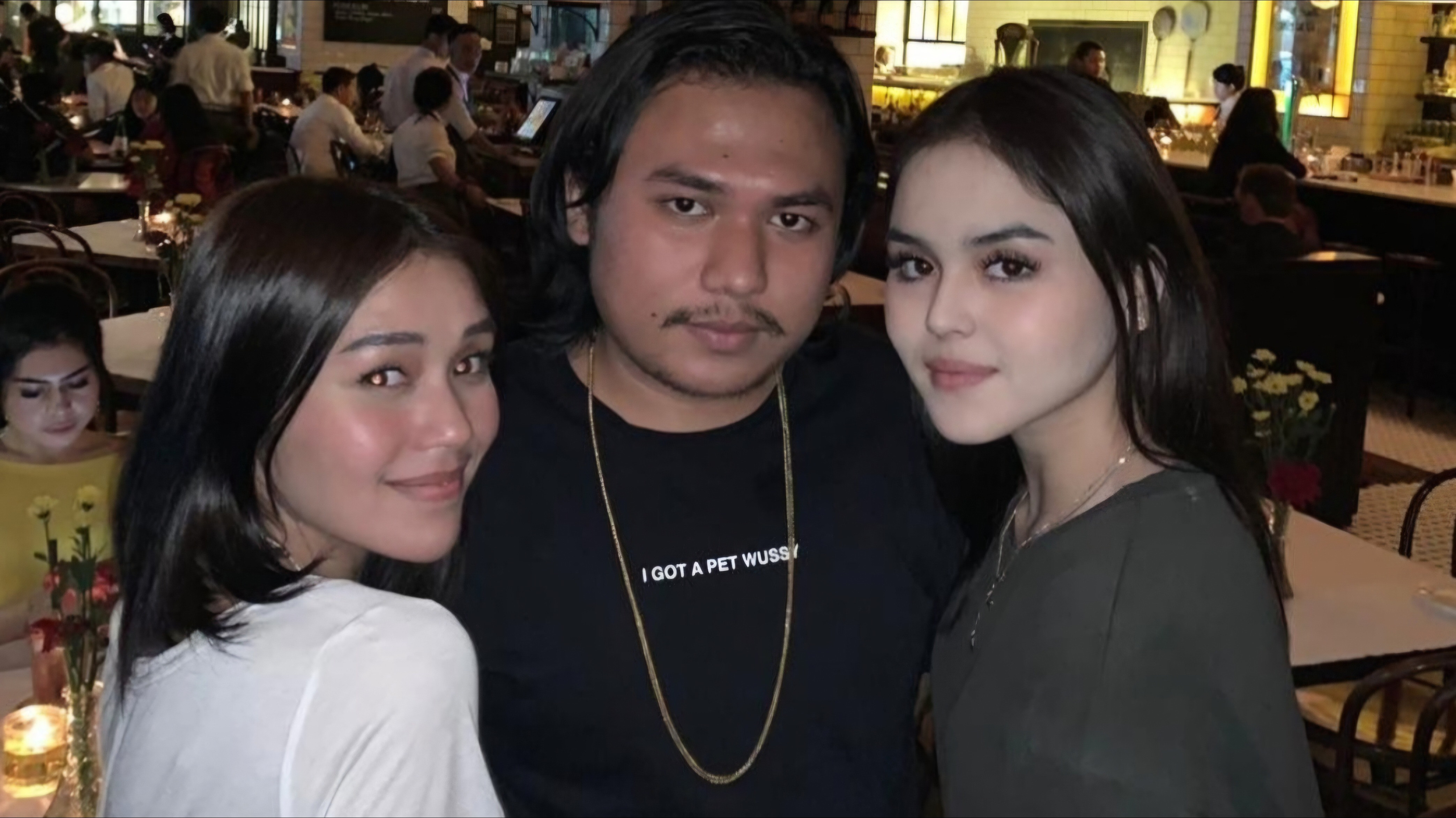 Momen Sigap Reza Arap Cegah Ibunda Lula Lahfah Jatuh saat Pemakaman, Semua Sahabat Hadir
            - galeri foto