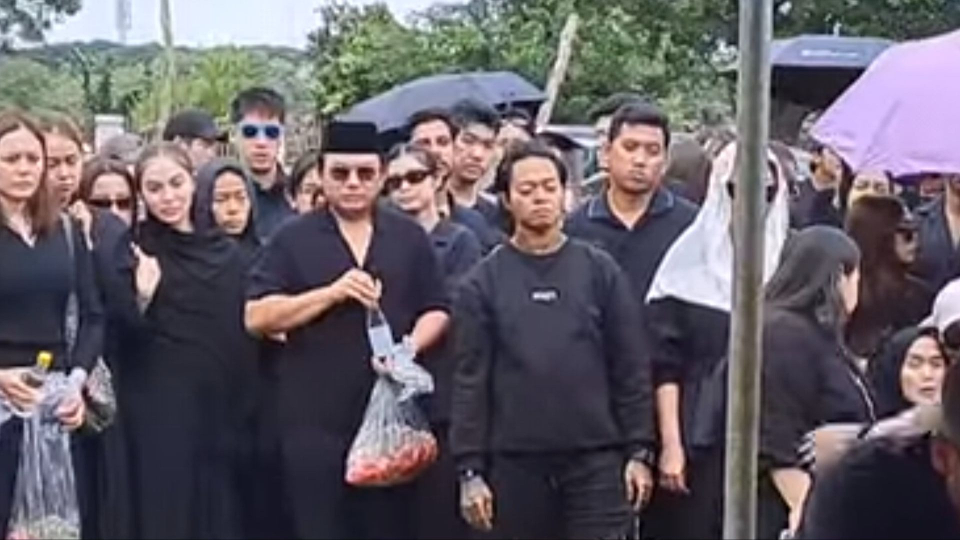 Momen Sigap Reza Arap Cegah Ibunda Lula Lahfah Jatuh saat Pemakaman, Semua Sahabat Hadir
            - galeri foto