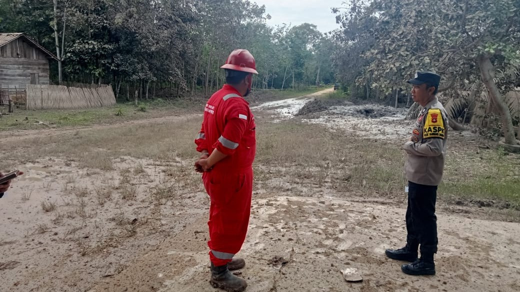 Pipa Pertamina di Desa Gunung Raja Bocor Semburkan Gas, Warga Ngungsi Khawatir Terjadi Ledakan
            - galeri foto