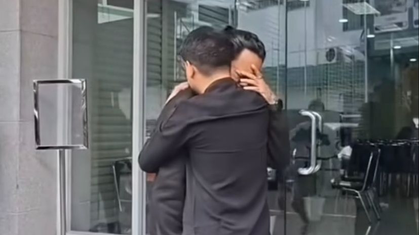 Air Mata Reza Arap Tumpah Dipelukan Sahabat, Selebgram Fadil Jaidi Beri Pesan Bijak: Mohon Doanya
            - galeri foto