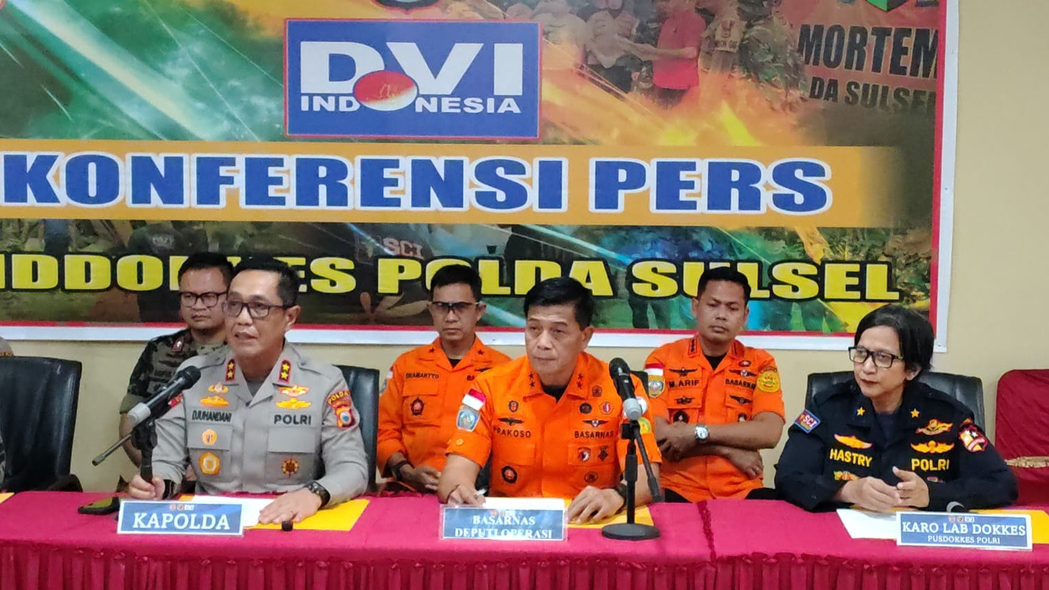 Identitas 7 Korban Kecelakaan Pesawat ATR 42-500 Berhasil Terungkap Berkat Sidik Jari
            - galeri foto