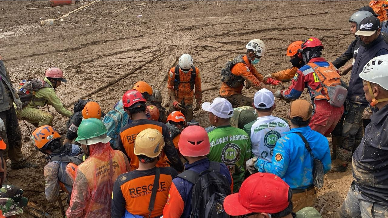 Satu Keluarga Ditemukan Berpelukan Tertimbun Longsoran Tanah di Cisarua Bandung Barat
            - galeri foto