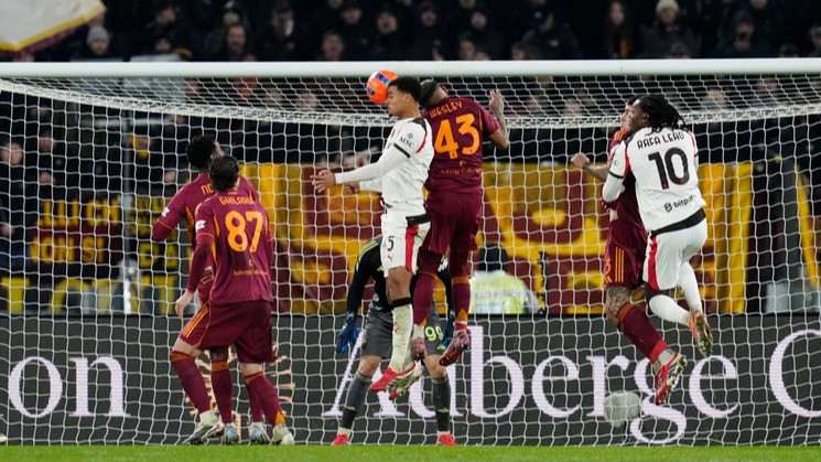 Rapor Buruk 3 Pemain AC Milan saat Hadapi AS Roma di Liga Italia: Gabbia Melamun, Nkunku Banyak Kesalahan
            - galeri foto