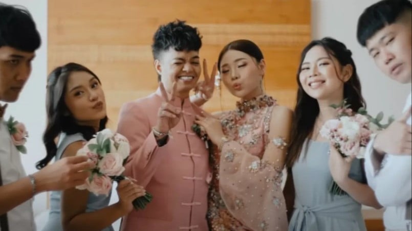 Siapa Sih Wendy Walters? Mantan Istri Reza Arap yang Ikut Menangis setelah Lula Lahfah Meninggal Dunia
            - galeri foto