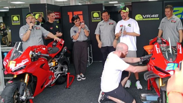 Sejumlah Rider MotoGP Sambangi Sirkuit Mandalika! Murid-murid Valentino Rossi Bakal Bina Pembalap Muda Indonesia
            - galeri foto