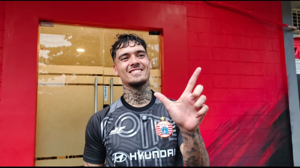 Temui John Herdman di Kamp Latihan Persija, Shayne Pattynama Pastikan Dirinya Dicoret dari Skuad Timnas Indonesia
            - galeri foto