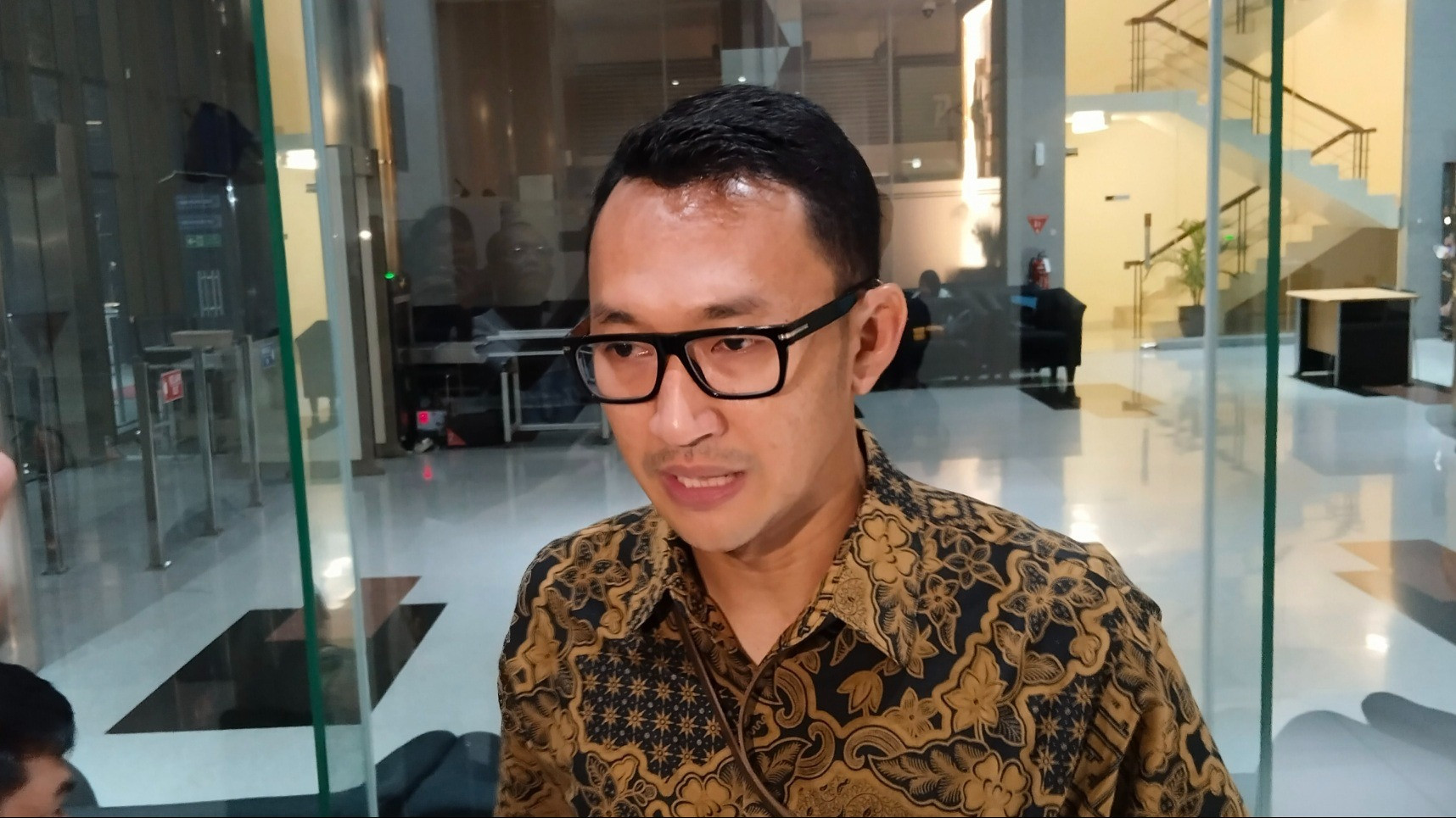 KPK Masih Dalami Aliran Uang ke Ono Surono di Kasus Suap Ijon Proyek
            - galeri foto