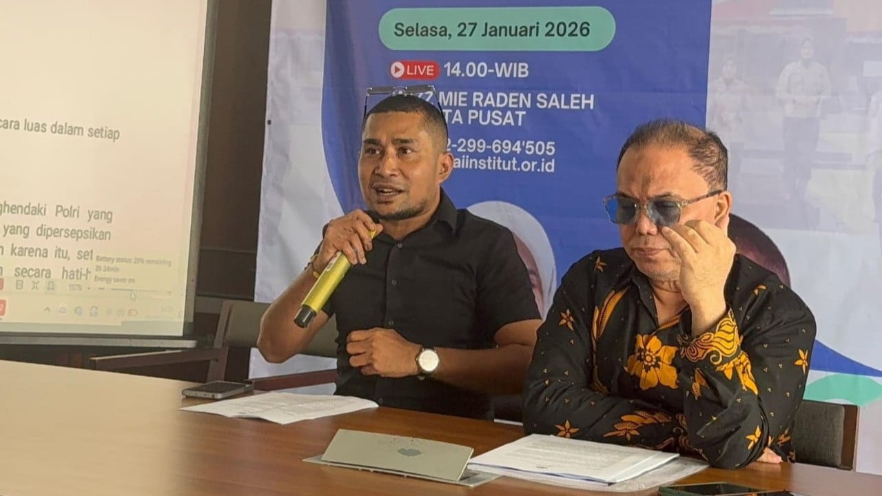 Publik Disebut Tolak Wacana Polri di Bawah Kementeriaan
            - galeri foto