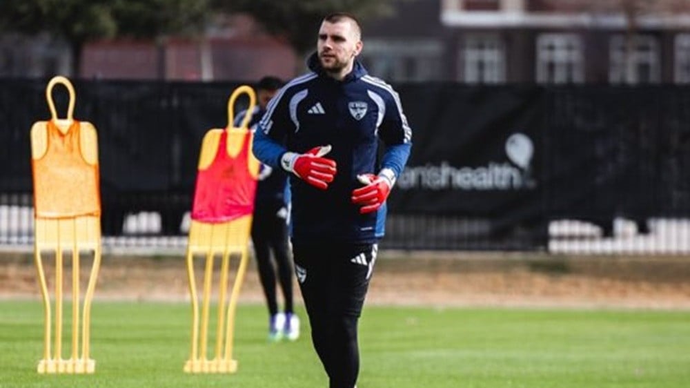 Reaksi Keras Publik Belanda Usai Ajax Selangkah Lagi Gaet Maarten Paes: Hentikan! Dia Bukan Kiper Top
            - galeri foto