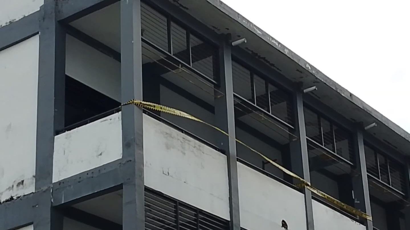 Atap Plafon Kelas SMPN 60 Surabaya Ambruk, Siswa Terpaksa Belajar di Lapang hingga Musala
            - galeri foto