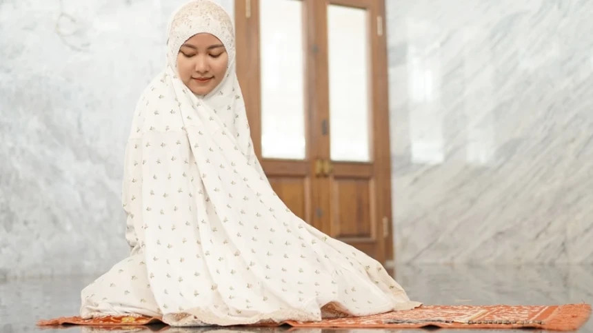Apakah Boleh Salat Tidak pakai Mukena? Buya Yahya Jelaskan Keutamaannya Bagi Muslimah
            - galeri foto