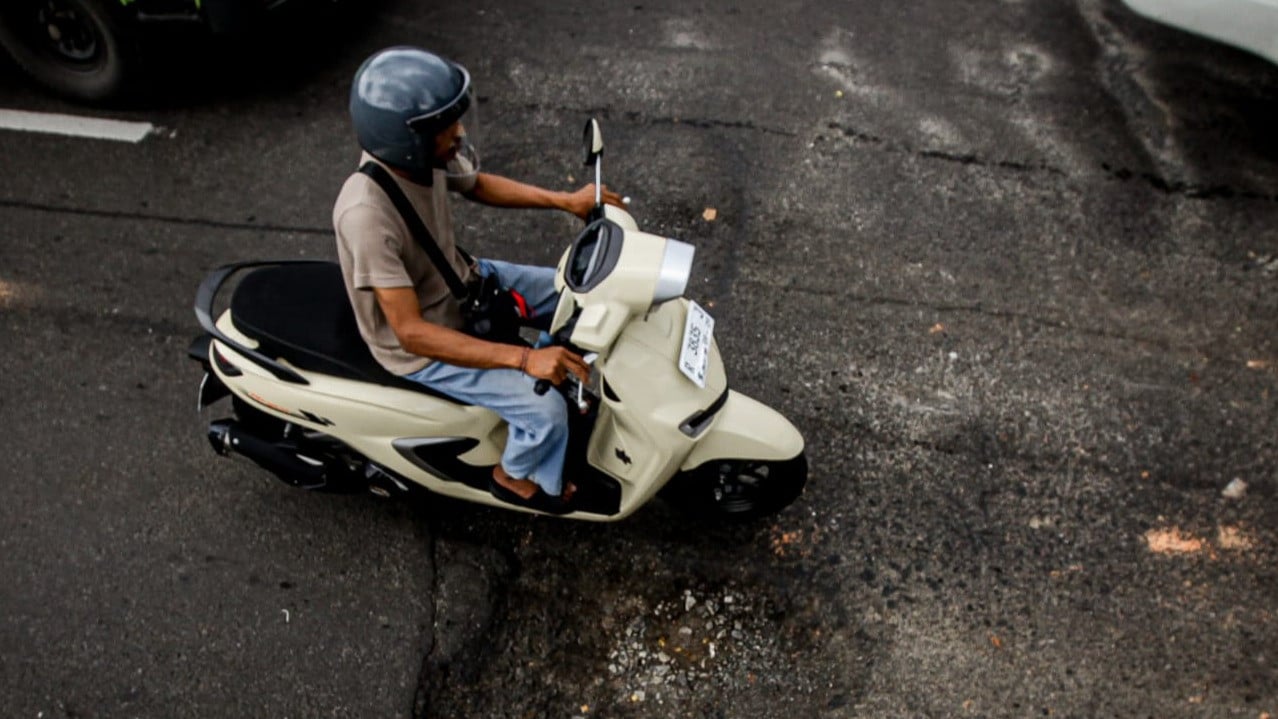 Berita Foto: Jalan Berlubang Akibat Cuaca Ekstrem Ancam Keselamatan Pengendara Motor di Jakarta
            - galeri foto