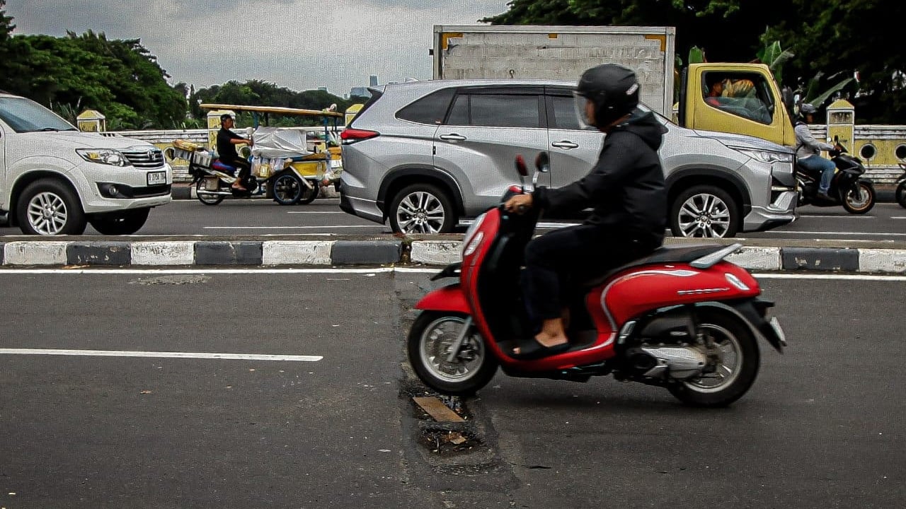 Berita Foto: Jalan Berlubang Akibat Cuaca Ekstrem Ancam Keselamatan Pengendara Motor di Jakarta
            - galeri foto