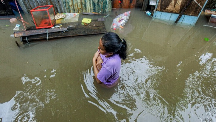 Hujan Deras Guyur Jakarta! Banjir Seperut Orang Dewasa Rendam Cipinang Muara: Ibu Hamil, Anak-Anak dan Lansia Belum Dievakuasi
            - galeri foto