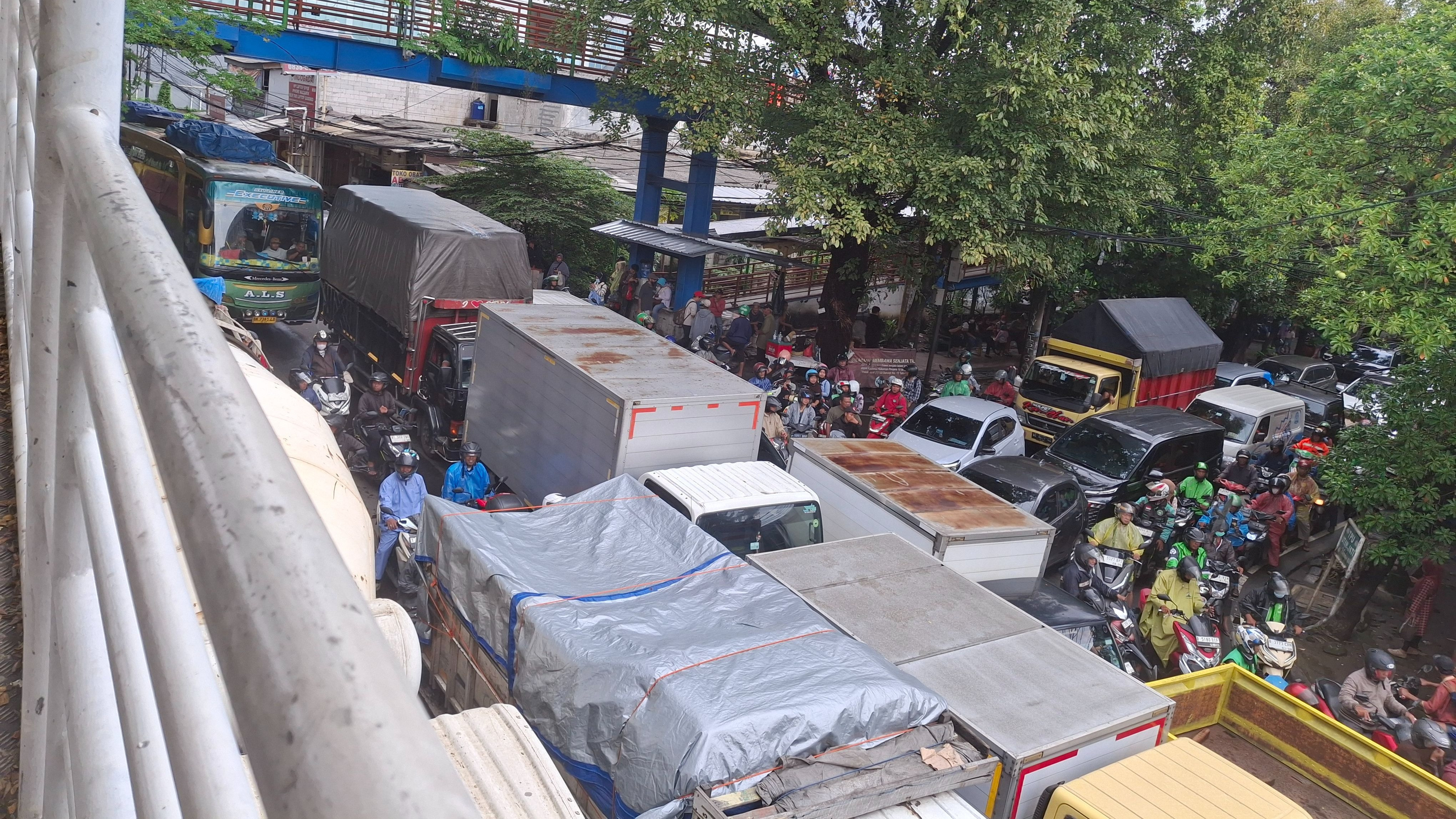 Waduh! Jalan Daan Mogot Lumpuh, Imbasnya ke Rute Transjakarta Kalideres- Monas
            - galeri foto