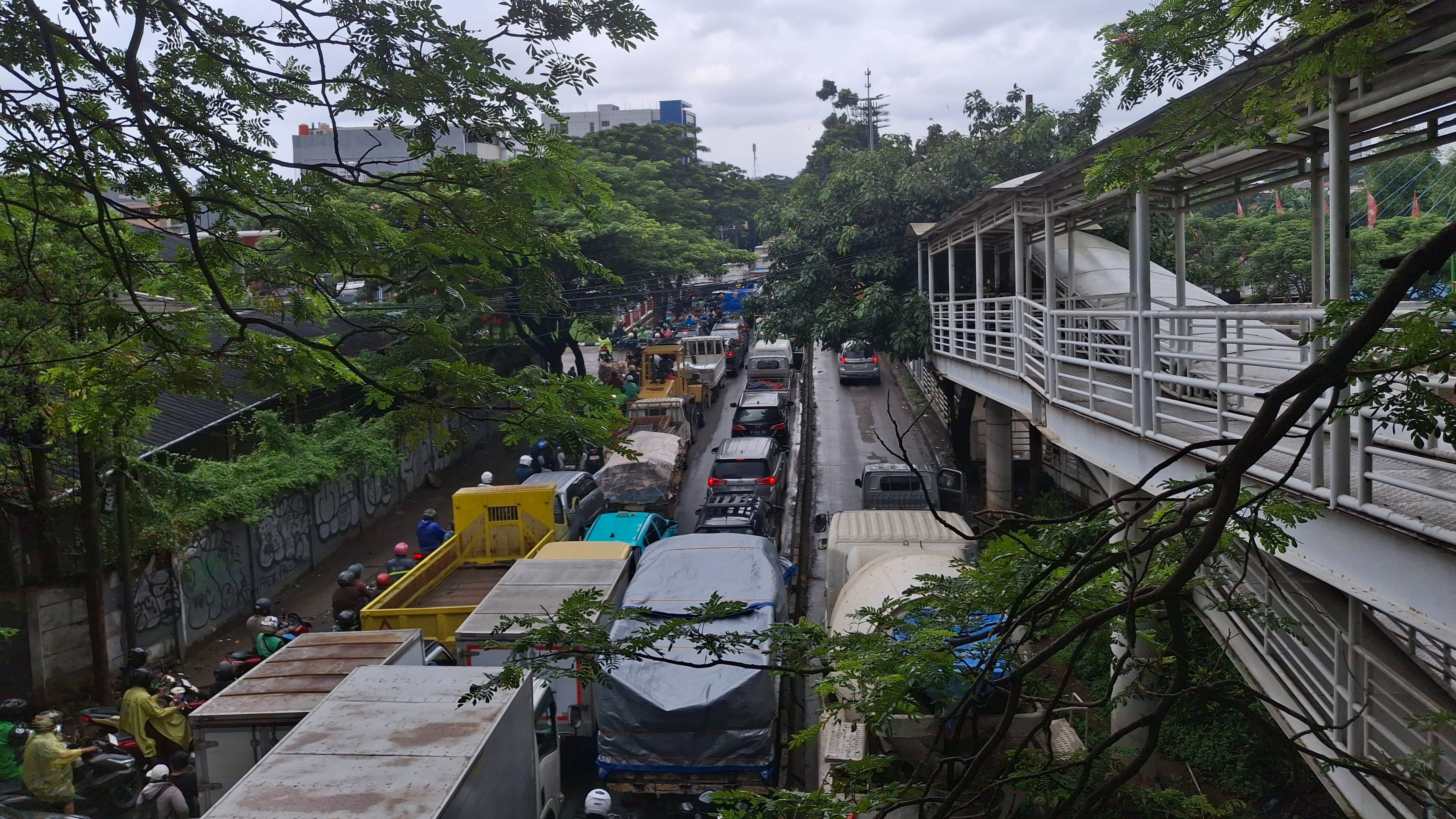 Waduh! Jalan Daan Mogot Lumpuh, Imbasnya ke Rute Transjakarta Kalideres- Monas
            - galeri foto