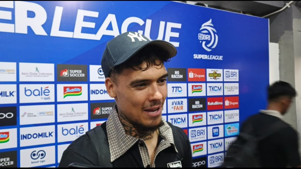 Naik Rantis saat Persija Away Lawan Persita, Shayne Pattynama Dibuat Terkejut
            - galeri foto