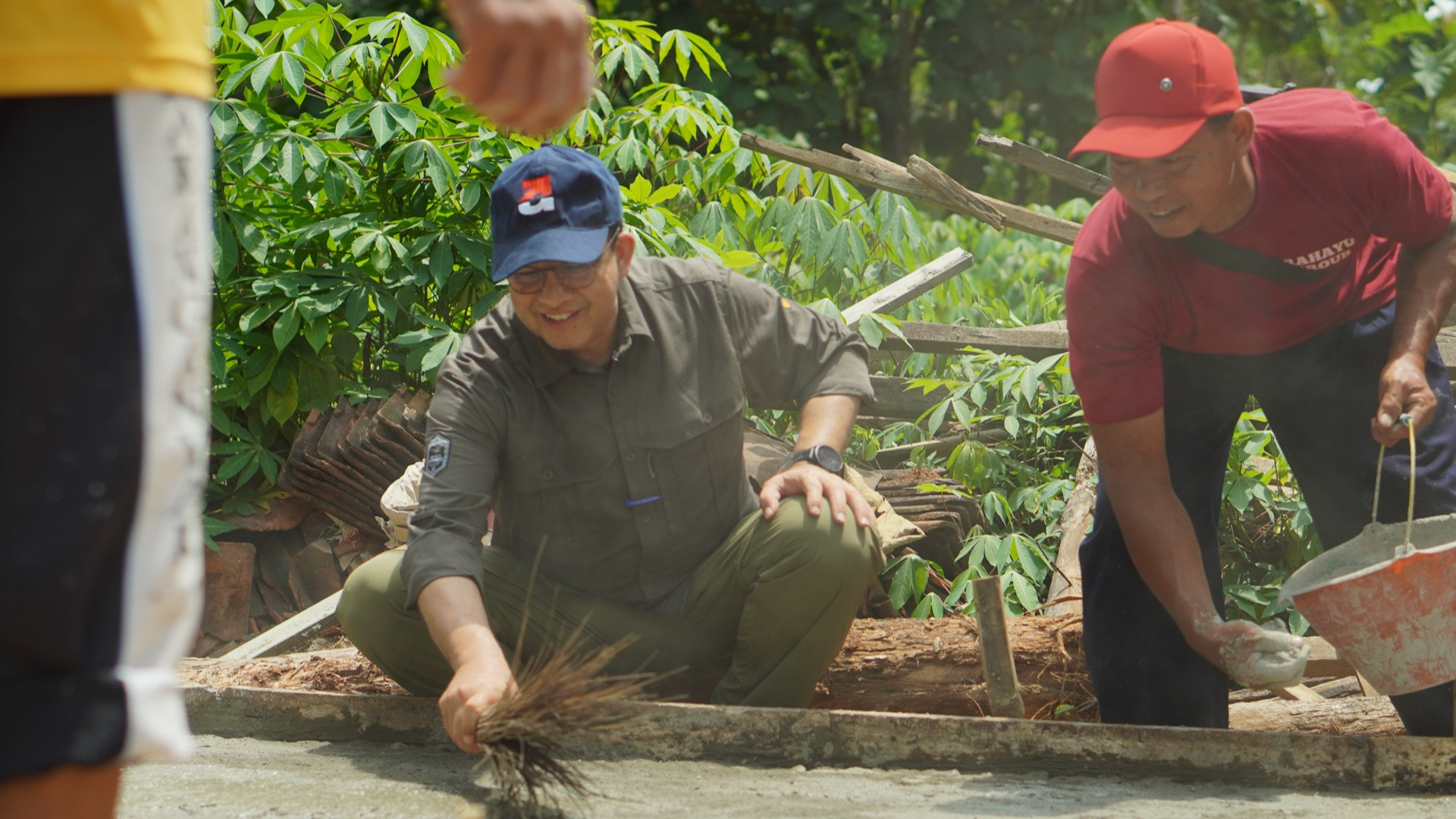 Aksi Bersama Anies Baswedan Rampungkan Jembatan Titian Persatuan Karanganyar
            - galeri foto