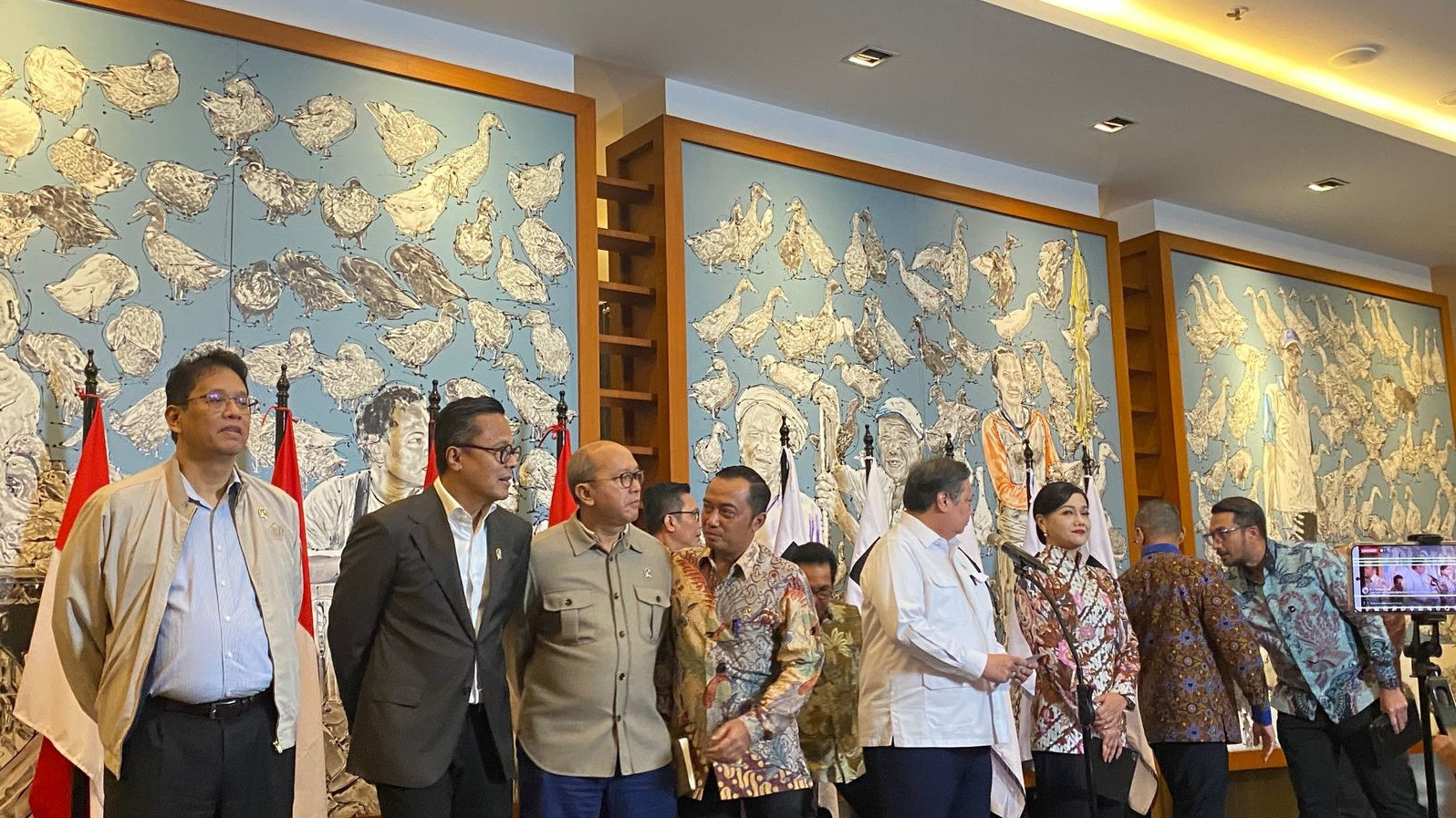 Gonjang-Ganjing IHSG Anjlok, Menteri hingga Pejabat OJK Mendadak Kumpul di Wisma Danantara
            - galeri foto