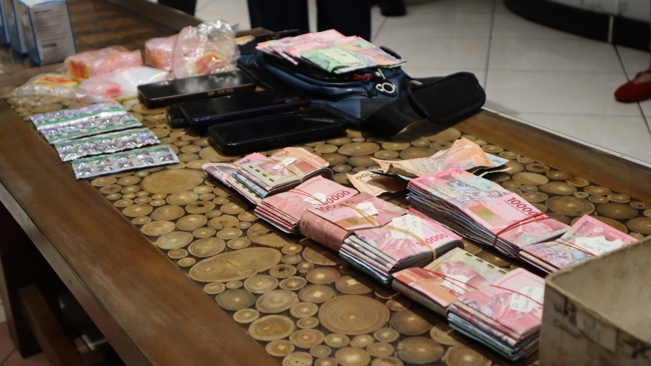 Gerebek Peredaran Obat Keras di Kampung Kavling Bekasi, Empat Orang Diamankan Polisi
            - galeri foto