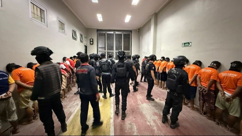 Sebanyak 61 Napi Berisiko Tinggi Dipindah ke Nusakambangan
            - galeri foto