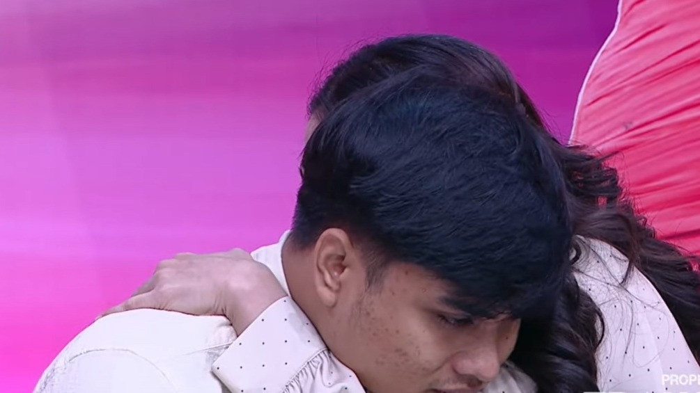 Sambil Berlinang Air Mata, Dewi Perssik Tak Kuasa Dengar Cerita Pilu Ressa Rizky Rossano Dibuang Denada 24 Tahun
            - galeri foto