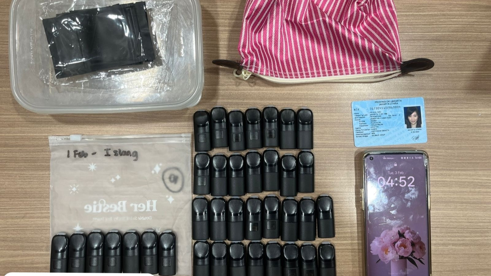 Warga Endus Adanya Transaksi Narkoba, Dua Wanita Diringkus Polisi Usai Kedapatan Simpan Obat Jenis Cartride-Etomidate
            - galeri foto