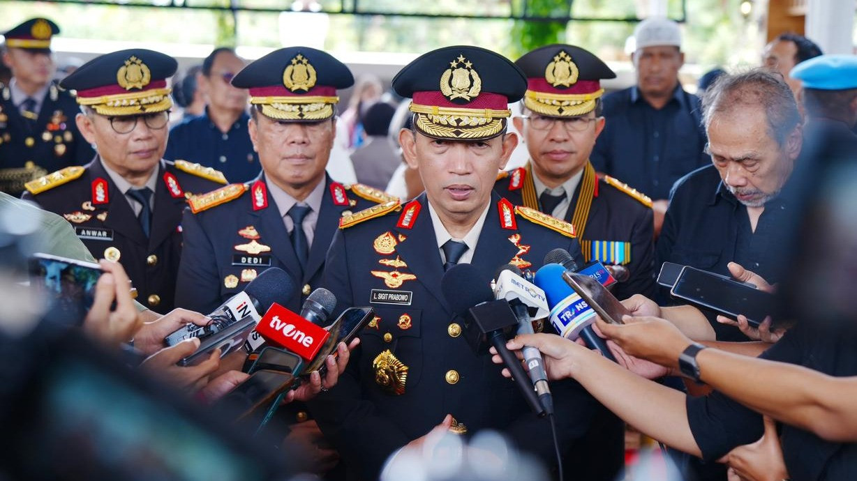 Hadiri Pemakaman, Kapolri: Pesan Eyang Meri Jadi Inspirasi dan Semangat Keluarga Besar Polri
            - galeri foto