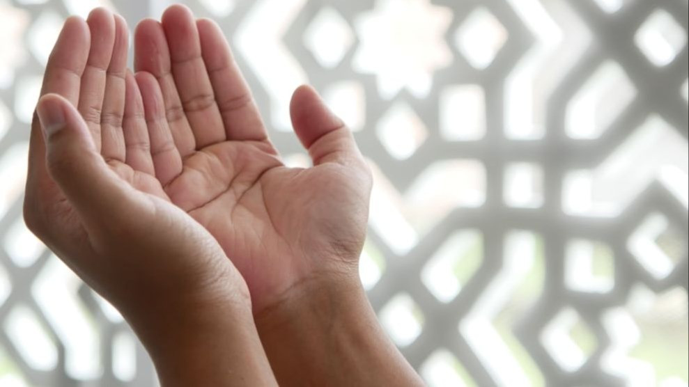 Belum Hafal Doa Qunut, Apakah Boleh Diganti Rabbana Atina Fiddunya saat Shalat Subuh?
            - galeri foto