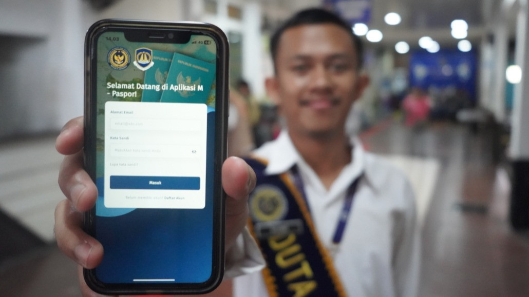 Gebrakan Imigrasi: Peringatkan Mulai Sekarang Pemohon Taati Jadwal Kedatangan Mengurus Paspor
            - galeri foto