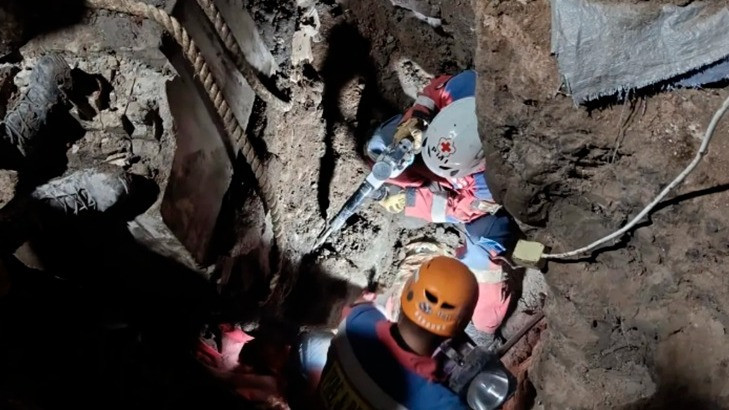 Dua Warga Bandung Tertimbun Longsor Diduga Sedang Cari Harta Karun, Polisi Selidiki Faktanya
            - galeri foto