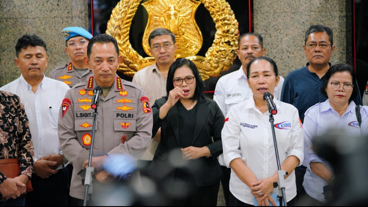 Terima Audiensi KSBSI, Kapolri Tegaskan Sinergitas untuk Perjuangkan Hak Buruh
            - galeri foto
