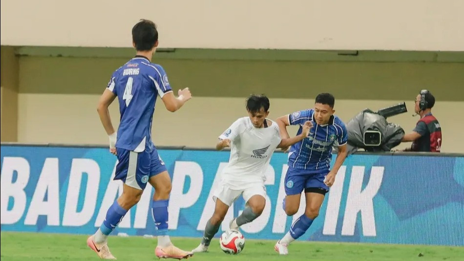 Hasil Super League: Semen Padang Menang Dramatis Atas Persita, PSM Akhiri Tren Buruk usai Bungkam PSBS Biak
            - galeri foto