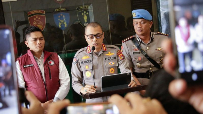 Kasatresnarkoba Polres Bima Kota Dipecat Usai Terlibat Peredaran Narkoba, Polisi Amankan 488 Barang Haram di Rumahnya
            - galeri foto