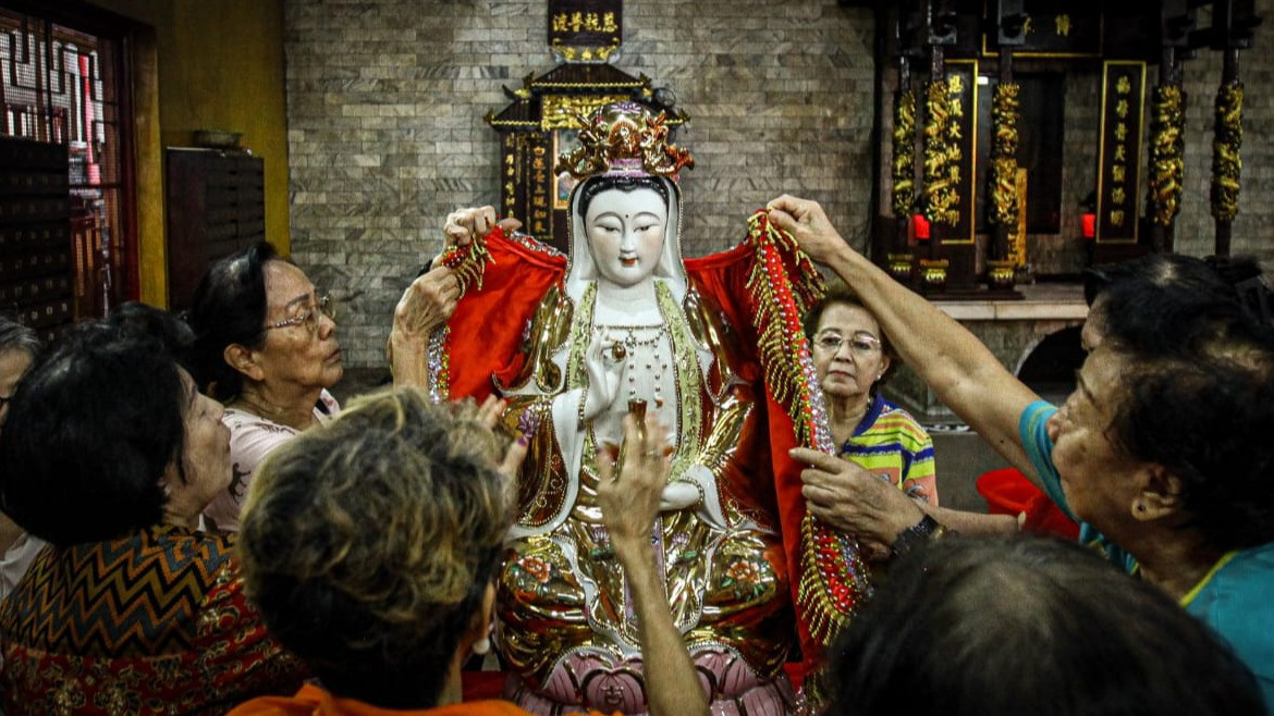 Berita Foto: Persiapan Imlek, Umat Tionghoa Rawat Rupang di Wihara Amurva Bhumi
            - galeri foto
