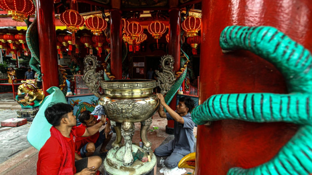 Berita Foto: Persiapan Imlek, Umat Tionghoa Rawat Rupang di Wihara Amurva Bhumi
            - galeri foto