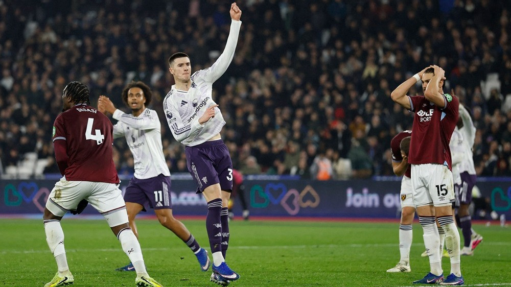 Bukan Benjamin Sesko, Michael Carrick Sanjung Sosok Tak Terduga usai Manchester United Terhindar dari Kekalahan Kontra West Ham
            - galeri foto