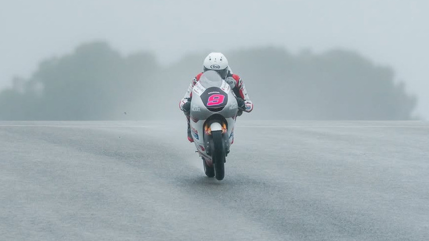 Media Asing Berbondong-bondong Puji Gaya Balapan Veda Ega Pratama di Tes Pramusim Moto3 2026, Disebut Calon Pembalap Kuda Hitam
            - galeri foto