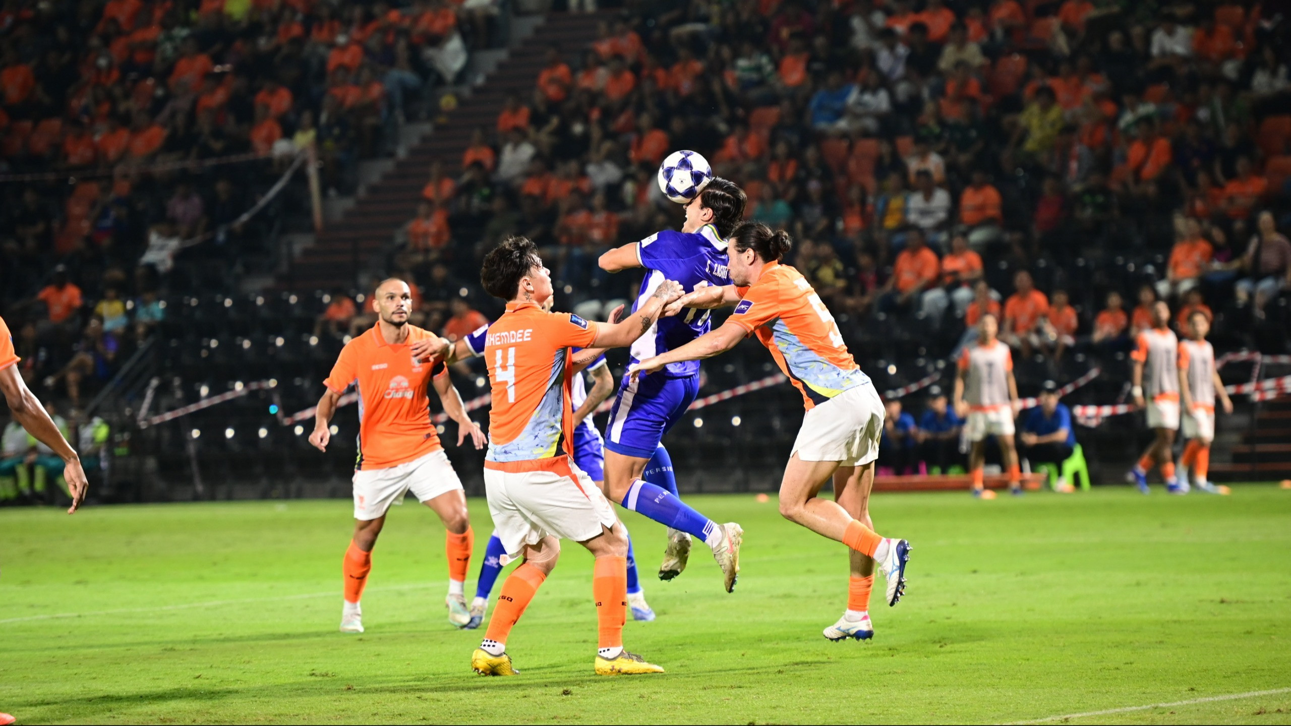 Bobotoh Dilaporkan Terlibat Bentrok dengan Suporter Thailand usai Persib Bandung Dikalahkan Ratchaburi
            - galeri foto