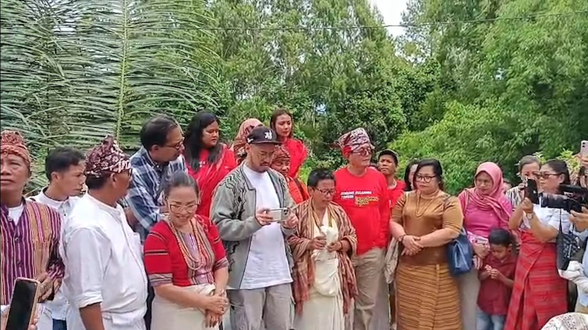 Panji Minta Maaf dan Jalani Peradilan Adat Toraja Buntut Menghina Adat, Didenda 1 Ekor Babi dan 5 Ayam
            - galeri foto