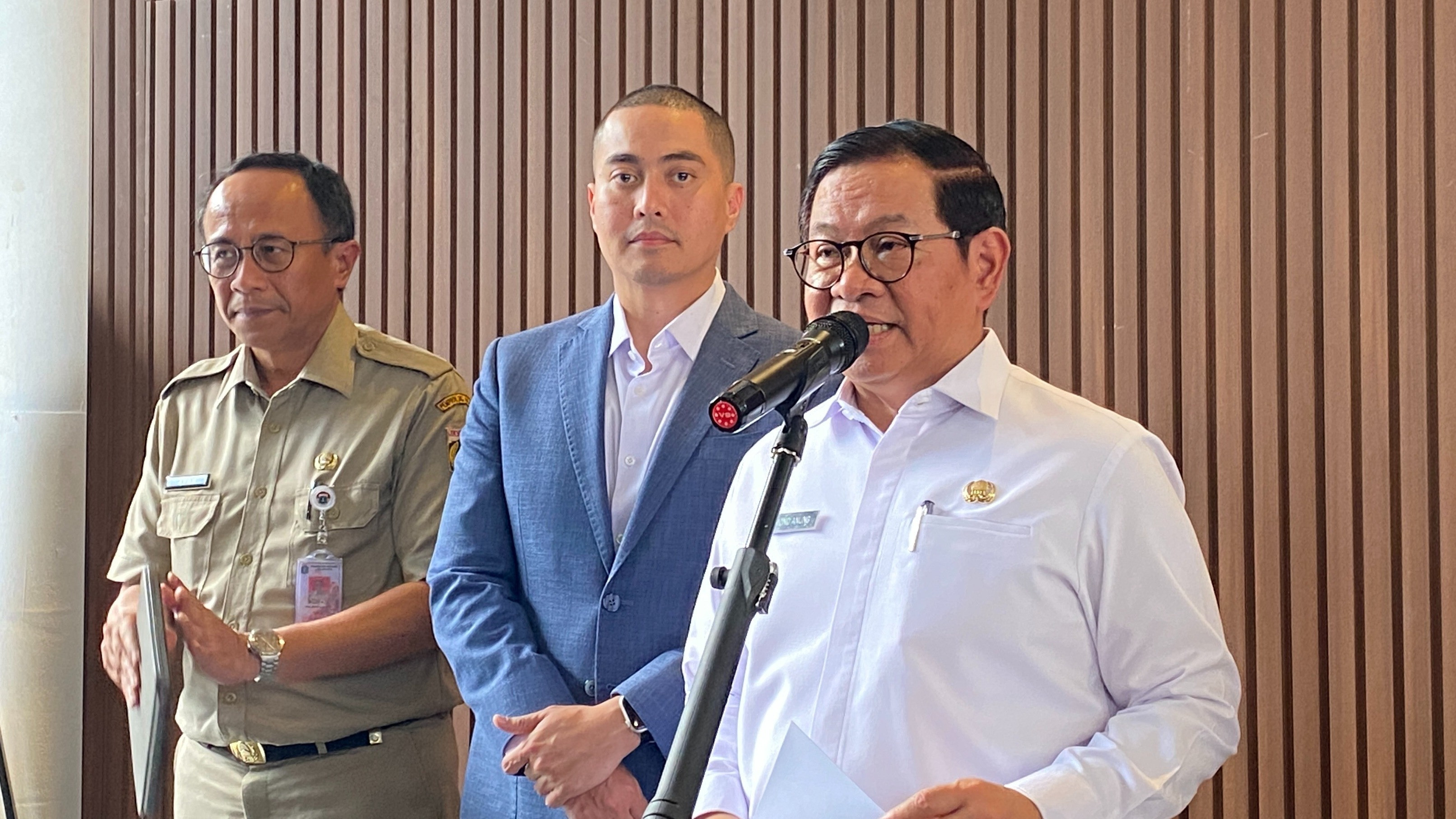 Peringatan Keras Pramono, Larang Ormas Razia Rumah Makan Selama Ramadhan
            - galeri foto