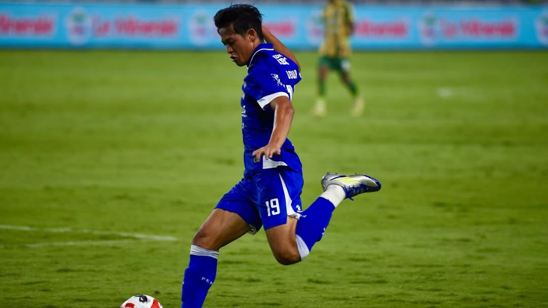 Alfeandra Dewangga Panen Kritik Usai Kalah dari Ratchaburi FC, Layvin Kurzawa Siap Ambil Alih Sayap Kiri Persib Bandung?
            - galeri foto